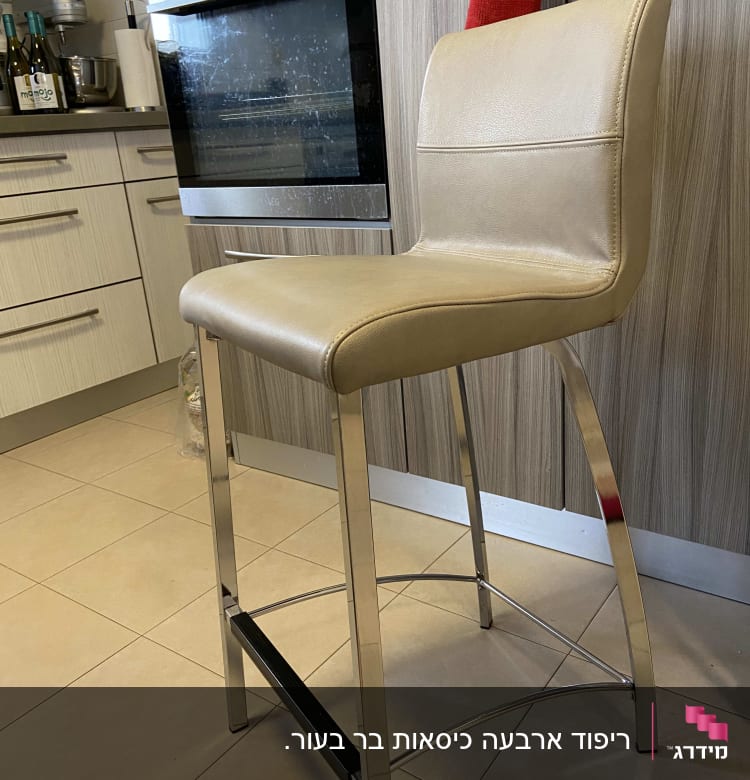 כיסא מרופד עם רגלי מתכת במטבח